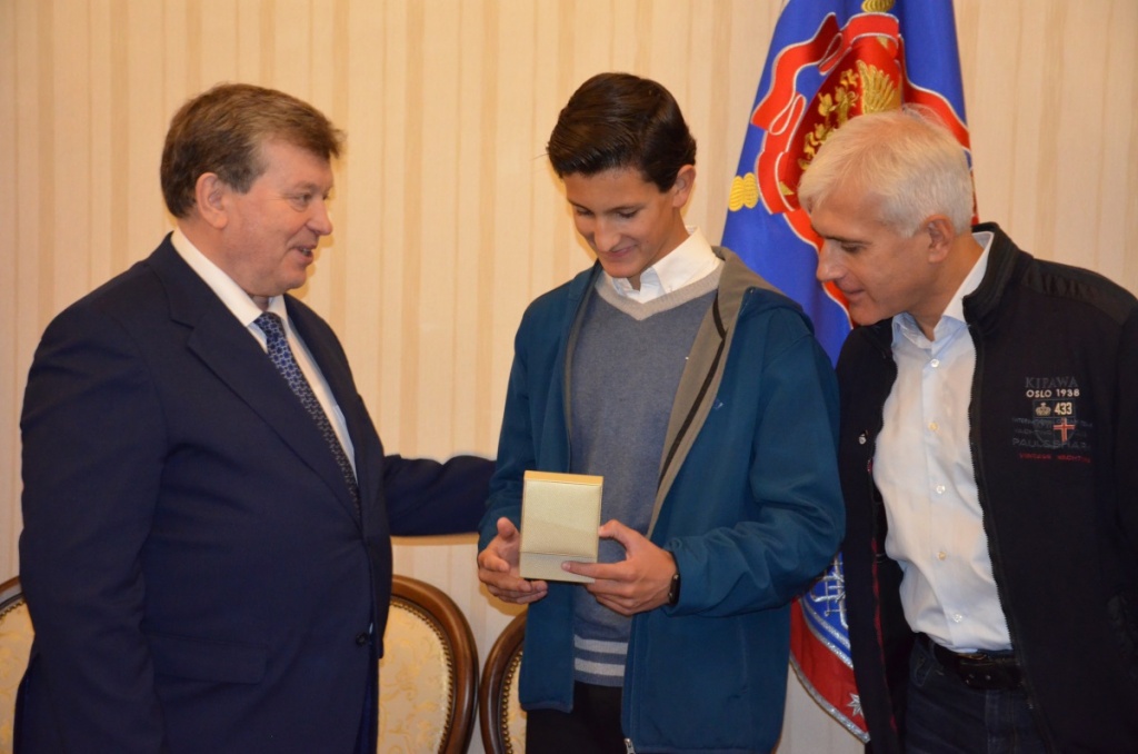Народный художник России награжден драгунской шашкой
