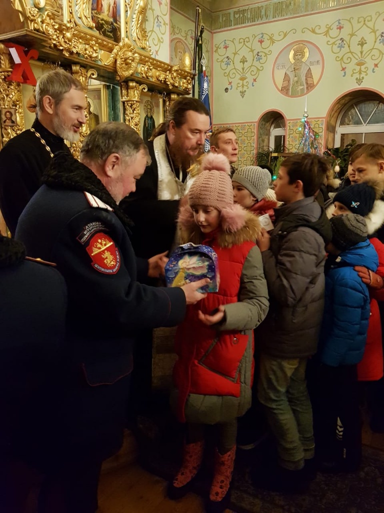 Атаманская рождественская елка впервые зажгла свои огни в Белгороде