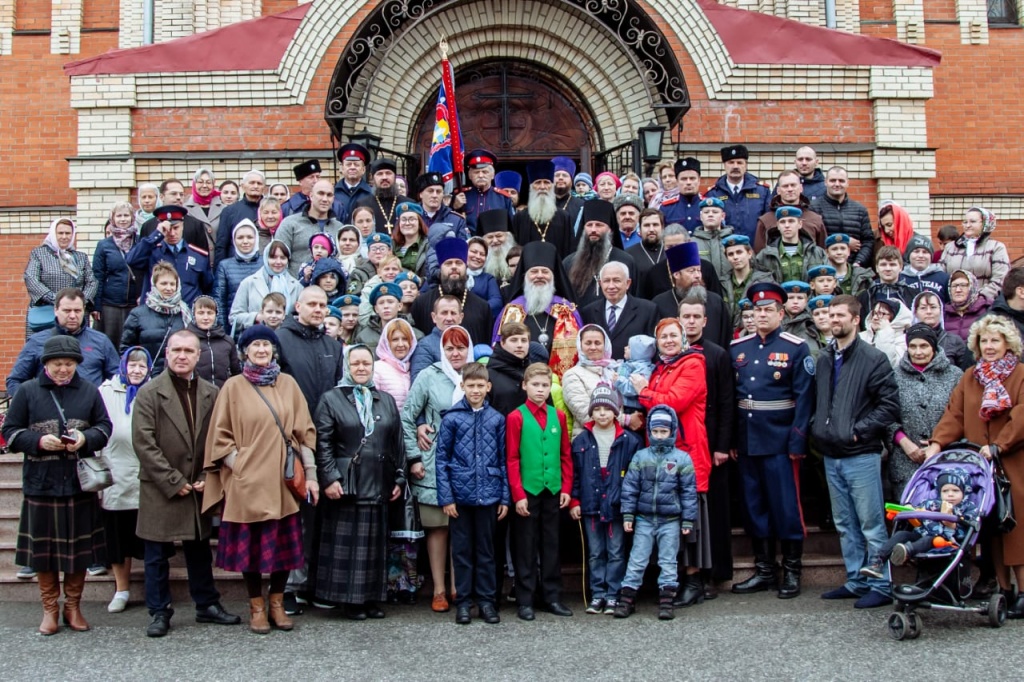Казачье знамя ДХКО передано на хранение в собор Всех святых в земле Российской просиявших г. Домодедово