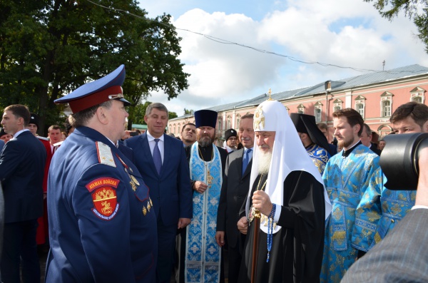 Весь цвет российского казачества стоял в почетном карауле у Донского монастыря