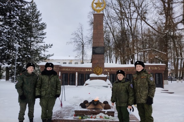 Кадеты расчистили от снега три памятника