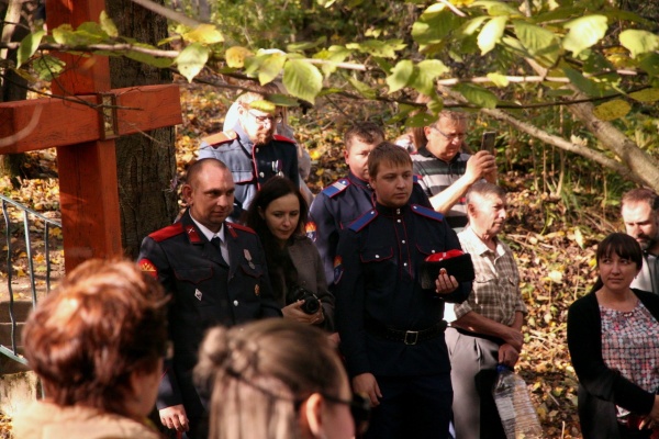 Дмитровские казаки установили Поклонный крест у родника