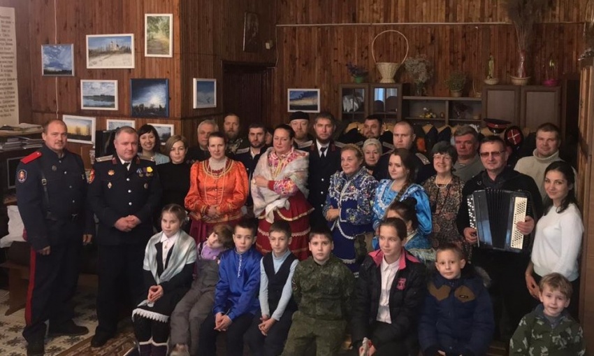 Дмитровские казаки поздравили своих казачек с праздником Дмитровские казаки поздравили своих казачек с праздником