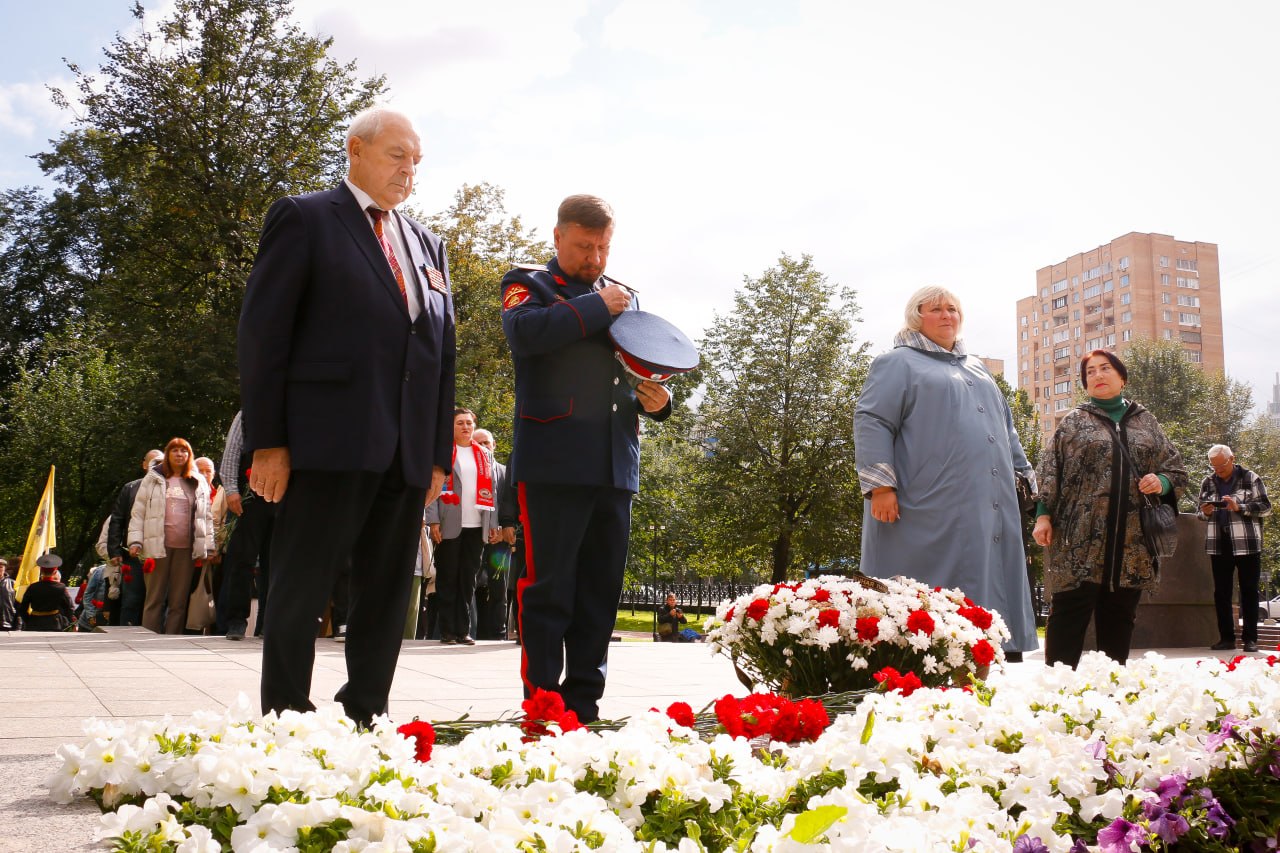 Атаман ЦКВ принял участие в памятном мероприятии в Екатерининском сквере у памятника «Воинам, отстоявшим мир и свободу в борьбе с фашизмом»