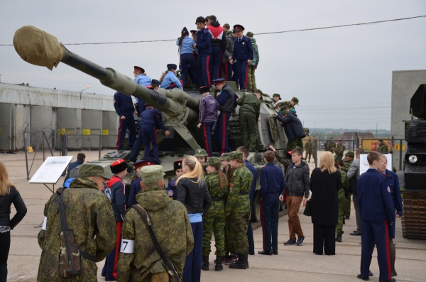Юные казаки-кадеты посетили Кантемировскую дивизию