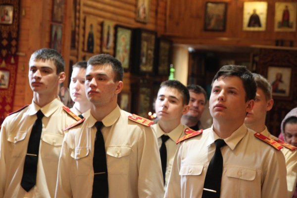 Кадеты 11-классники приняли участие в Божественной Литургии в день празднования памяти вмч. Ирины в Князь-Владимирском храме