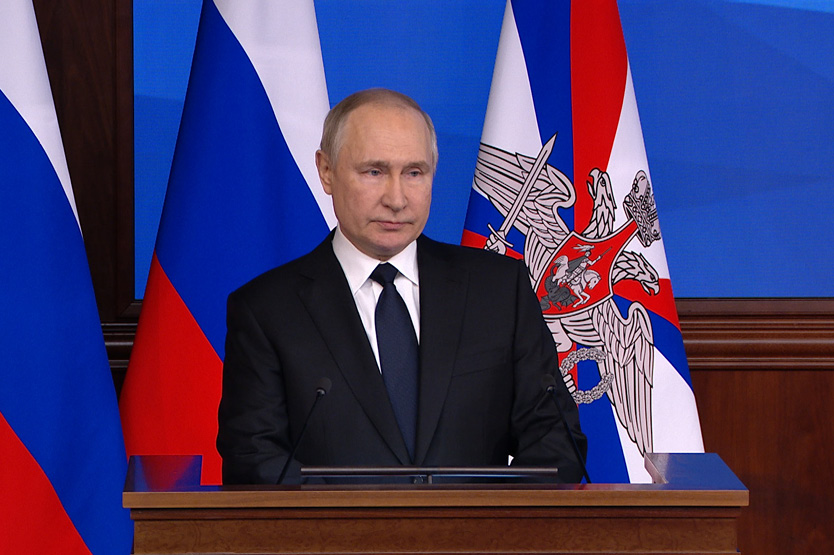 Владимир Путин выступил на расширенном заседании коллегии Министерства обороны, состоявшемся в Национальном центре управления обороной на Фрунзенской набережной.