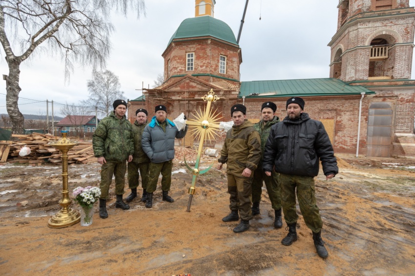 Дмитровские казаки помогают восстанавливать храм Дмитровские казаки помогают восстанавливать храм