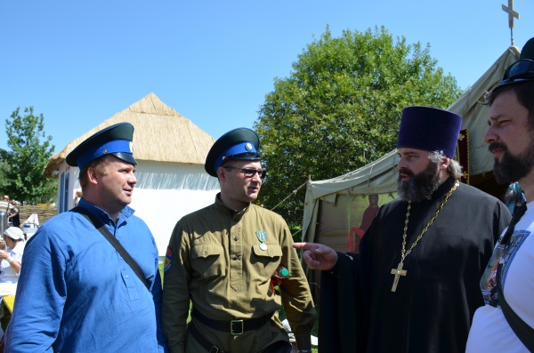 Фестиваль «Русское поле» - войсковой священник ЦКВ предотвратил провокации, выгнав из Казачьей станицы сектантку