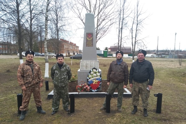 Дмитровские казаки облагораживают памятники к Дню Победы