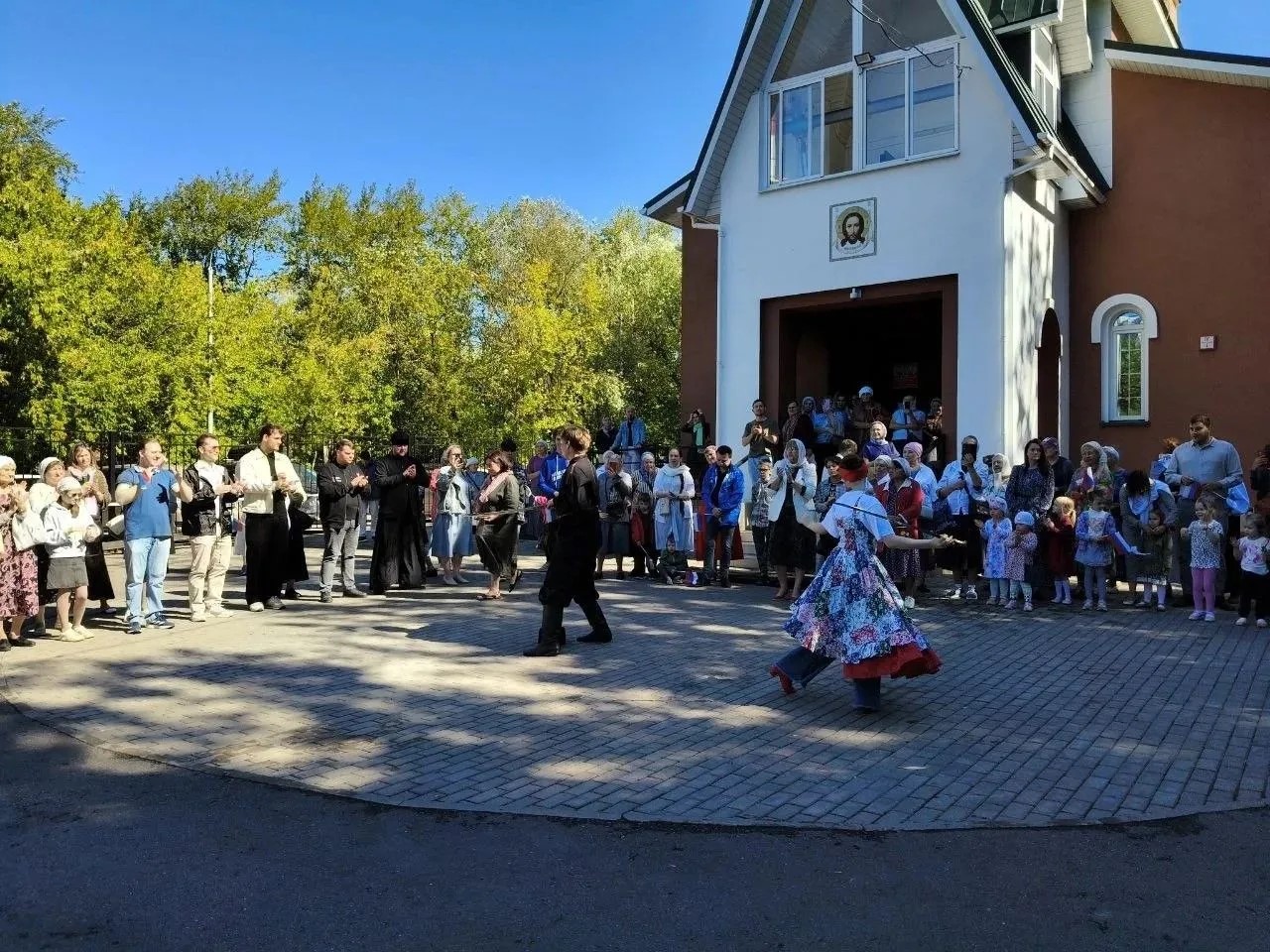 Казаки Московского окружного казачьего общества помогли в праздновании Преображения Господня на территории храма Священномученика Ермогена, Патриарха Московского и всея Руси