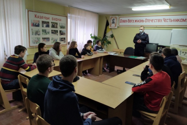 В Орловской области полицейские провели профилактическую беседу с воспитанниками военно-патриотического клуба «Росомаха»