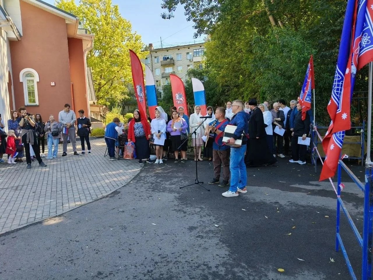 Казаки Московского окружного казачьего общества помогли в праздновании Преображения Господня на территории храма Священномученика Ермогена, Патриарха Московского и всея Руси
