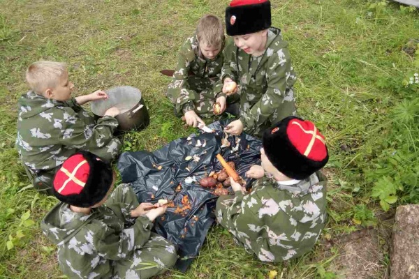 Спаси Господь всех, кто делает это великое дело:  передает детям казачьи традиции