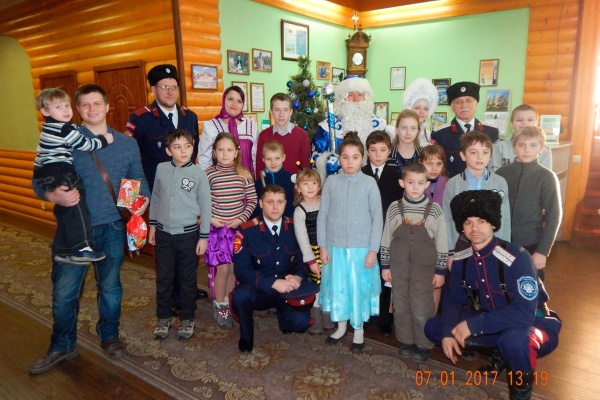 Детский Рождественский праздник в Бологое. Казаки много-много радости детишкам принесли!