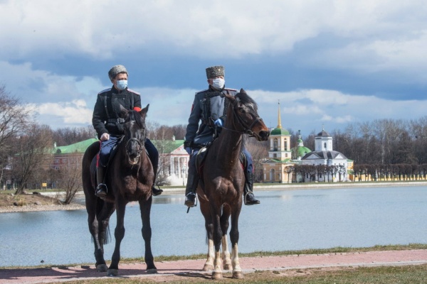 Парки и музеи-заповедники Москвы патрулируют казаки