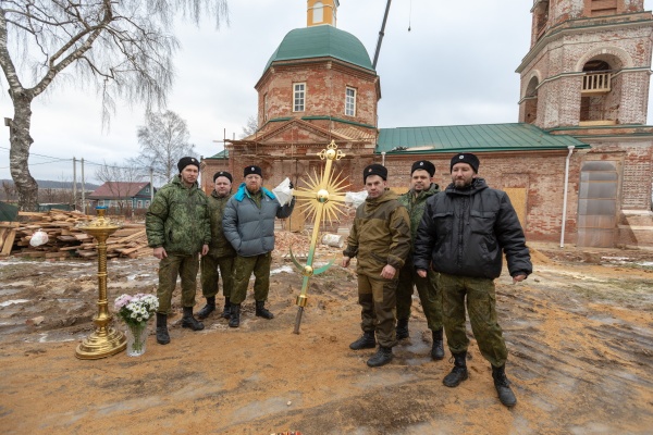 Дмитровские казаки помогают восстанавливать храм