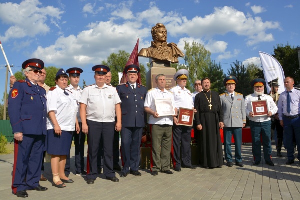 Я не поэт, я - партизан, казак!