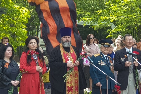 Войсковой священник Центрального казачьего войска, настоятель храма св. равноап. кн. Владимира при МПКУ им. М.А. Шолохова иерей Марк Кравченко принял участие в праздновании Дня Победы, состоявшемся на Аллее Славы в Кузьминках