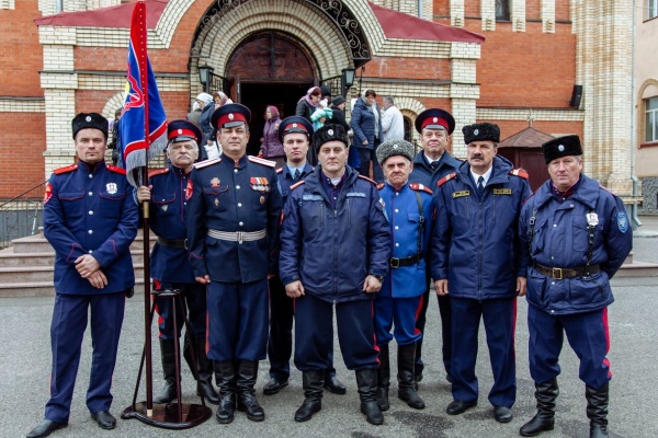 Казачье знамя ДХКО передано на хранение в собор Всех святых в земле Российской просиявших г. Домодедово