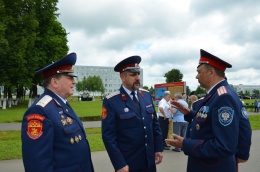 Казаки Центрального казачьего войска  поздравили  военнослужащих Кантемировской дивизии с 75-й годовщиной, 1 июля 2017 года