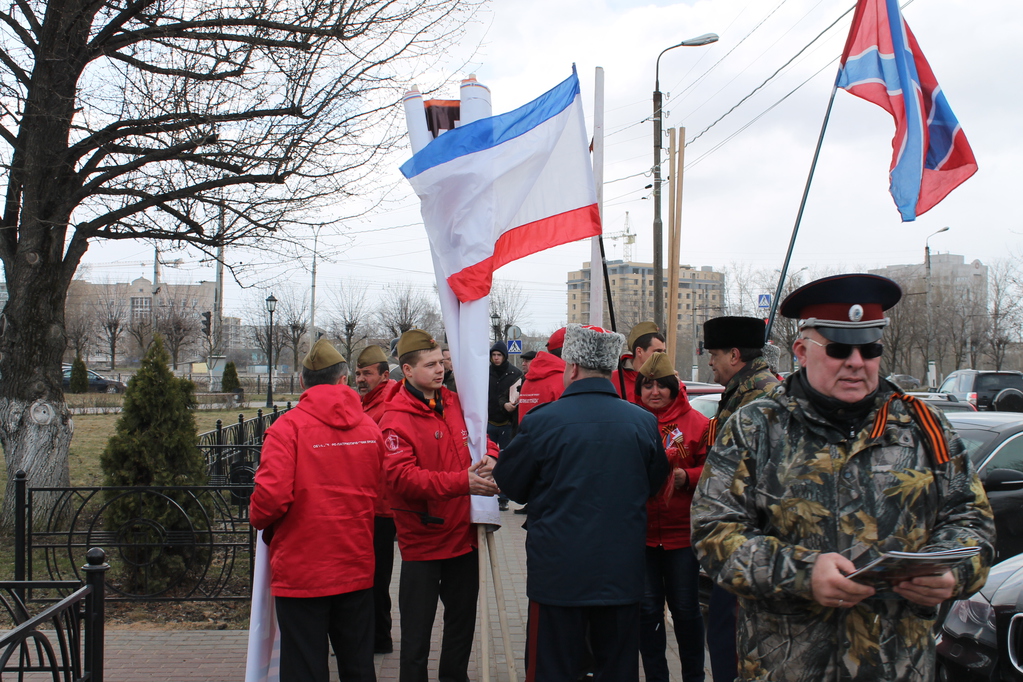 Участники автопробега «Наша Великая Победа» развернули Знамя Победы в Твери.