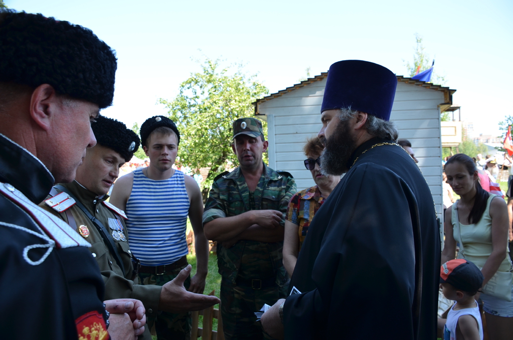 Фестиваль «Русское поле» - войсковой священник ЦКВ предотвратил провокации, выгнав из Казачьей станицы сектантку