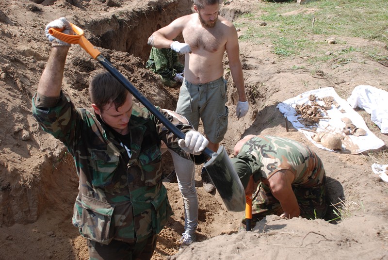 Поисковики Марьино обнаружили расстрельные ямы с мирными жителями