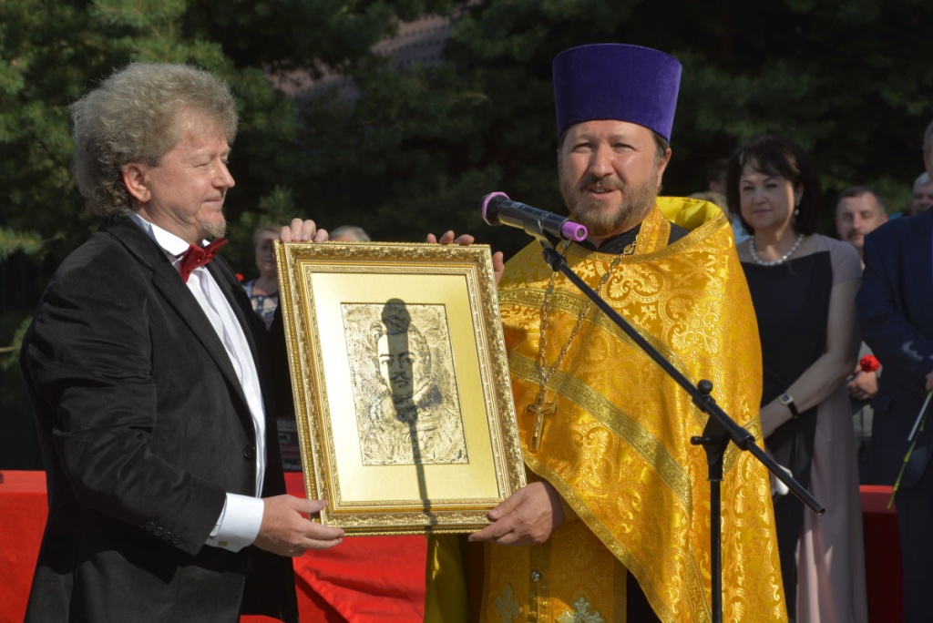 Я не поэт, я - партизан, казак!
