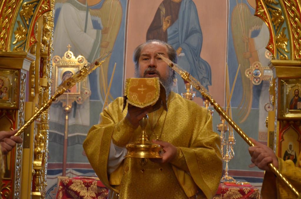 В престольный праздник в храме Новомучеников и исповедников Российских епископ Максим совершил литургию