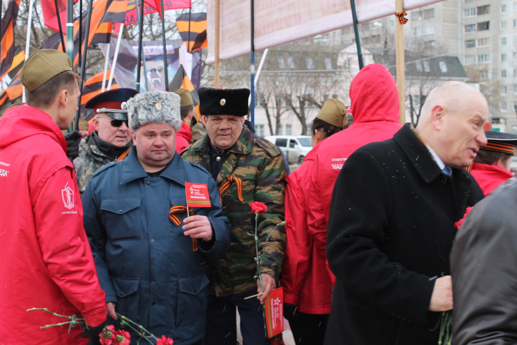 Участники автопробега «Наша Великая Победа» развернули Знамя Победы в Твери.