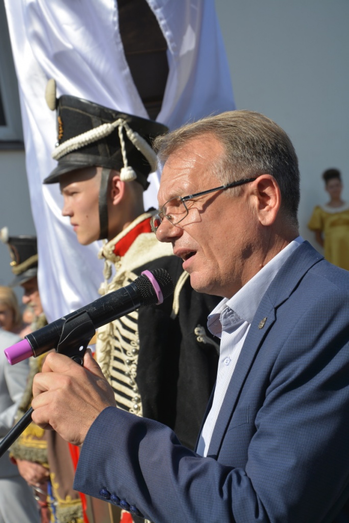 Я не поэт, я - партизан, казак!