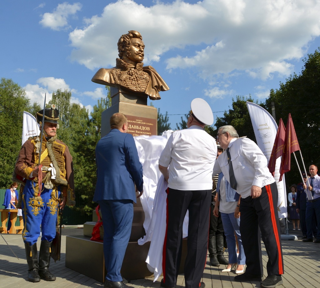 Я не поэт, я - партизан, казак!