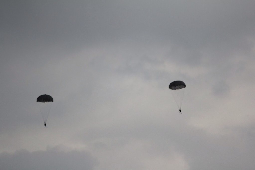 Казаки ВКО ЦКВ выполняют нормативы по парашютно-десантной подготовке