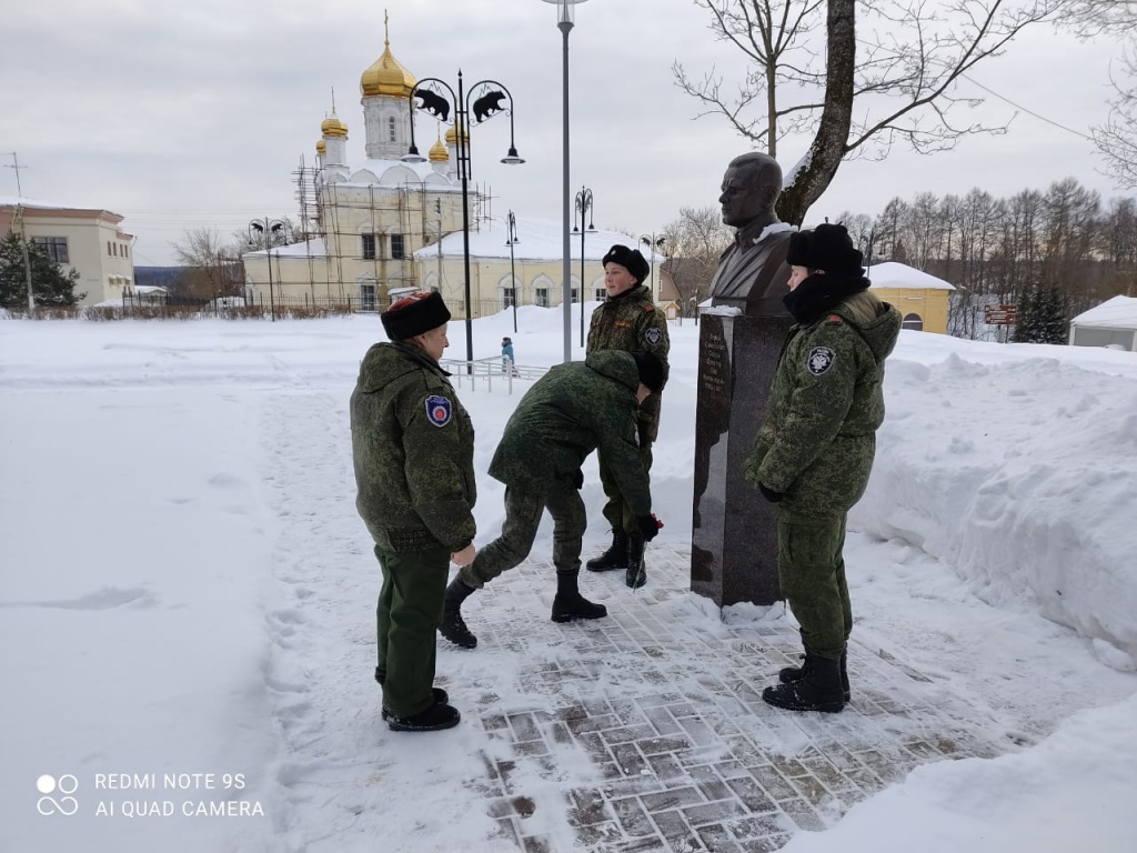 Кадеты расчистили от снега три памятника