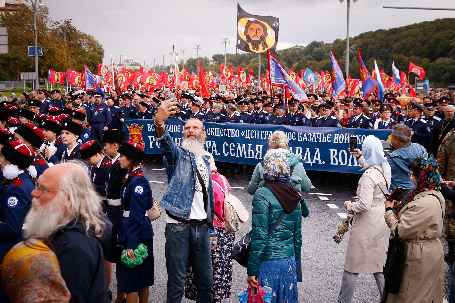 Около 1000 казаков Центрального казачьего войска во главе с атаманом Андреем Фадюхиным приняли участие в Общемосковском крестном ходе