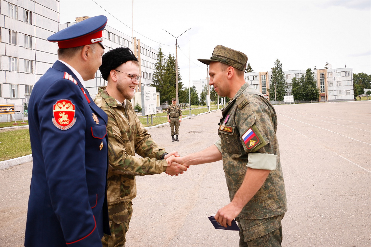 В День России военнослужащим-казакам вручили награды ВКО ЦКВ