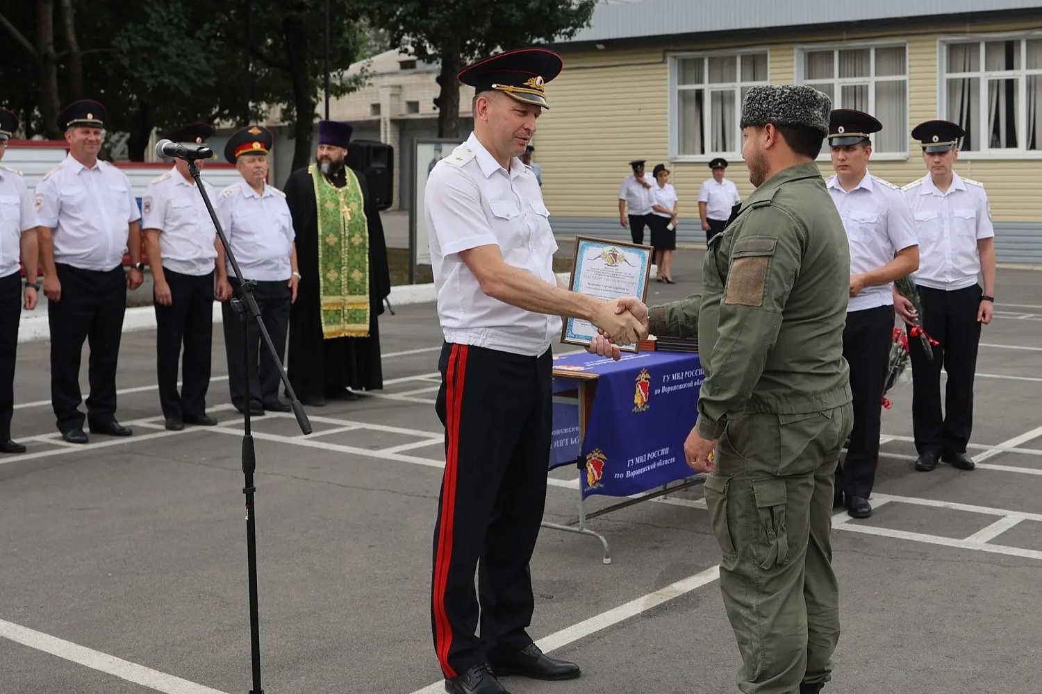 Добровольная народная дружина Воронежского городского казачьего общества приняла участие в гарнизонном разводе ко Дню патрульно-постовой службы полиции